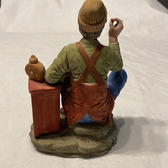 Vintage Taiwan ceramic painted figurine of Man sitting on stone next to … - Picture 4 of 7
